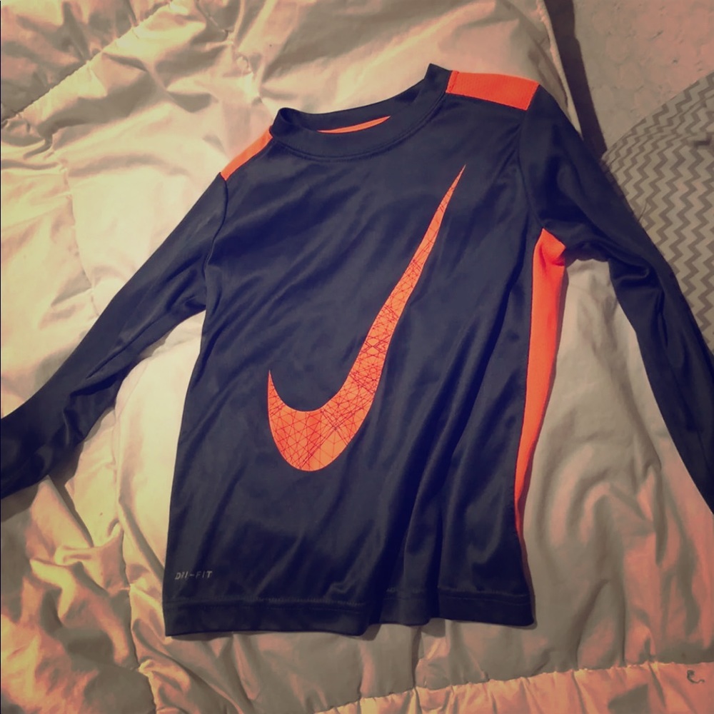 A nice barley used Nike thermal top